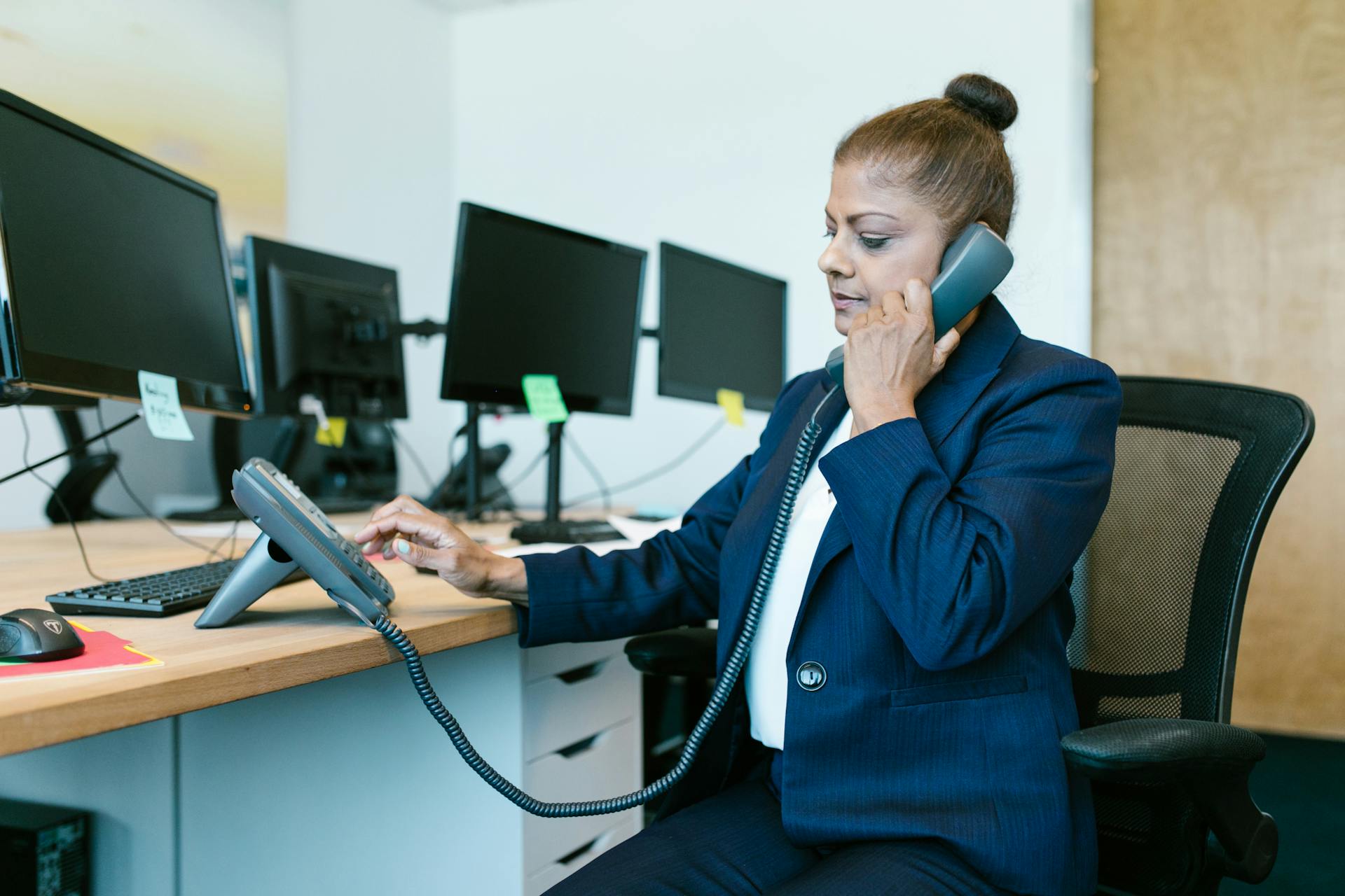 Receptionist vs Answering Service
